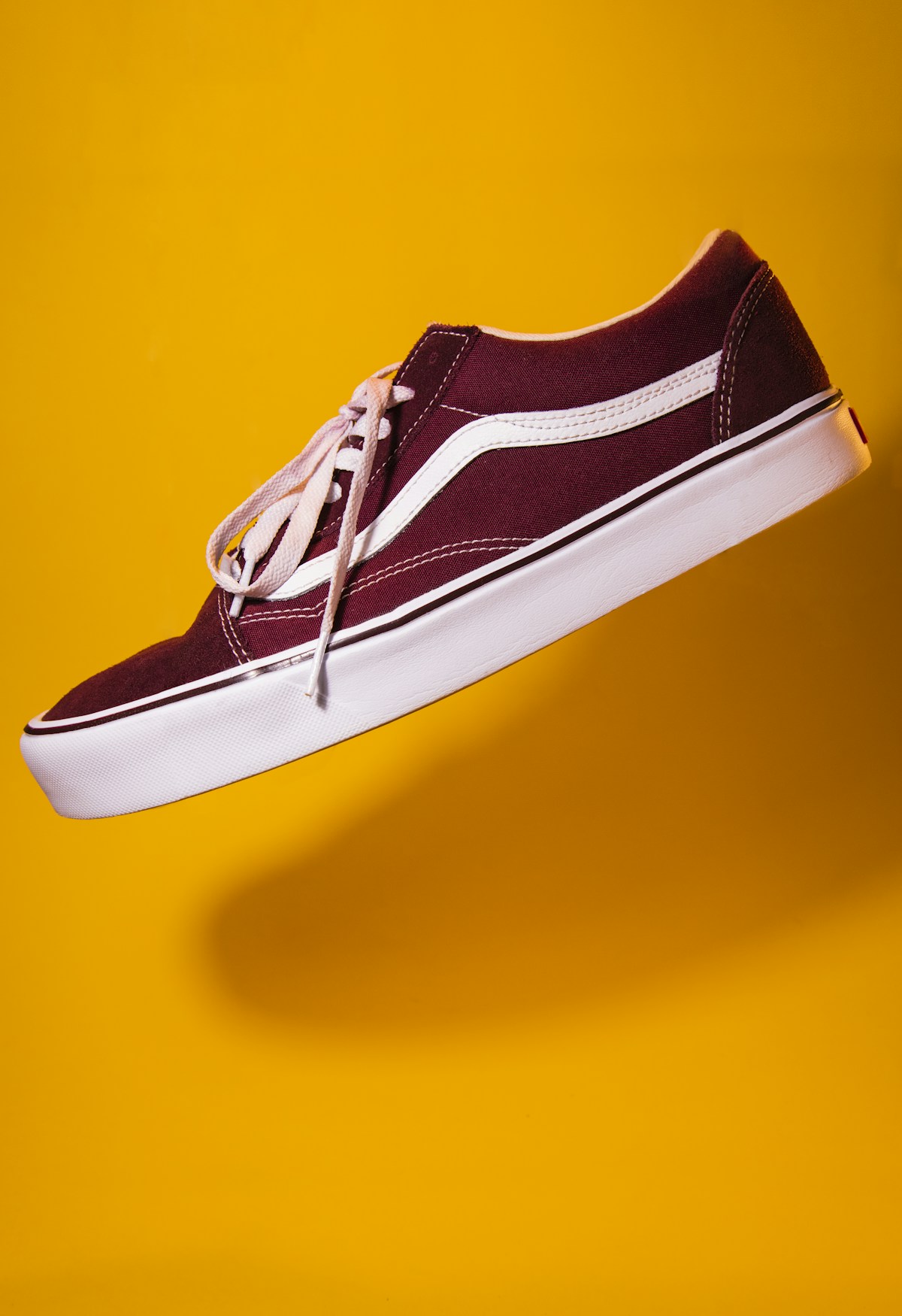Şehir stilinden ilham alan bordo kanvas sneaker